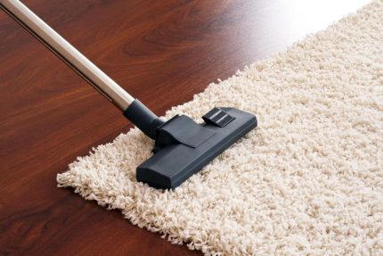 Aspirer la poussière avec un tapis moelleux Nettoyage de tapis avec une brosse turbo