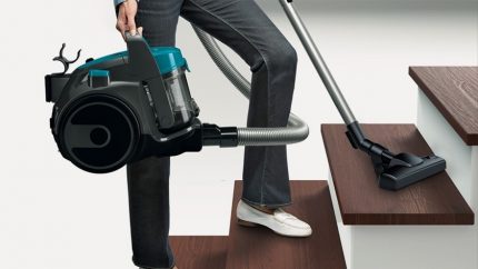 En présence d'étapes, il est préférable d'obtenir un aspirateur compact Marches d'escalier compactes