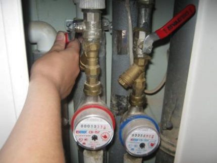 En partant, vous devez couper l'alimentation en eau Éteignez les grues avant le départ