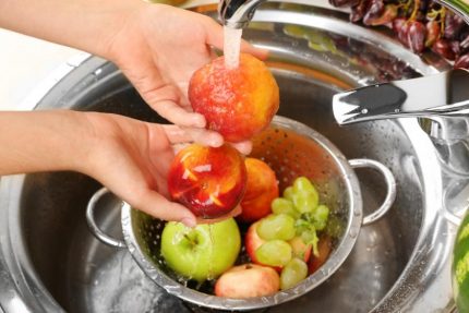 Il vaut mieux laver les fruits dans un récipient plutôt que sous le robinet Lavage approprié des fruits