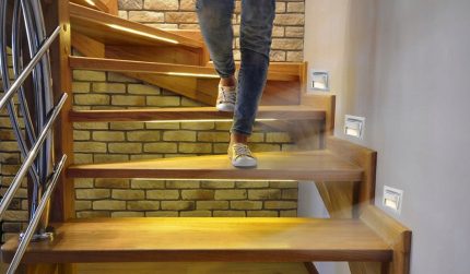 Lumières LED dans les escaliers Éclairage d'escalier à LED