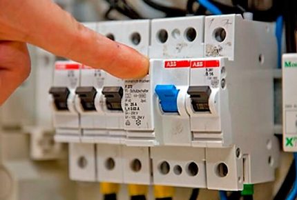 Le réseau électrique est équipé de dispositifs de protection Dispositifs de protection de l'alimentation