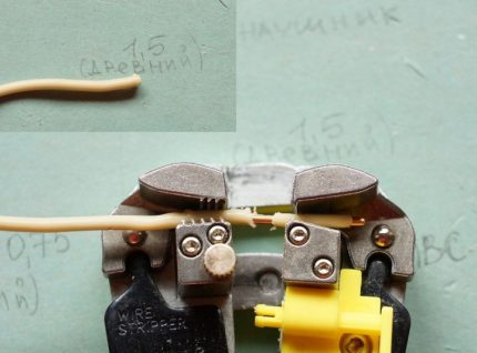 Dénuder l'extrémité du fil avec un dénudeur Pince à dénuder