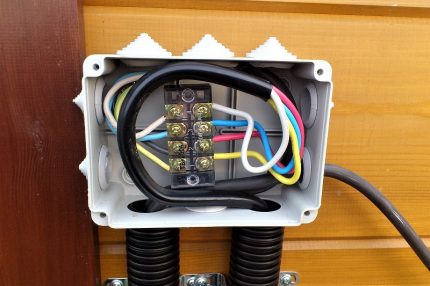 Les fils sont connectés par bornier. Fils dans la boîte à bornes