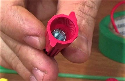 Ressort à l'intérieur du capuchon en EPI Conception de capuchon en EPI