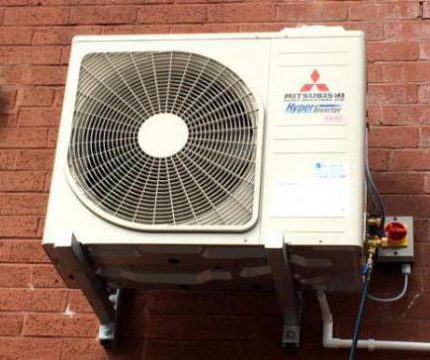 Condensation must be discharged through the drain pipe.