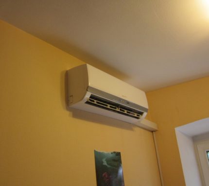 The inside of the split system of the Aeronik brand Smile series The internal unit of the Smile series split system