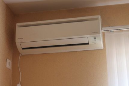 Soquete para conectar um sistema dividido a uma rede de fonte de alimentação