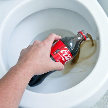 Nettoyer les toilettes avec du cola Coca-Cola