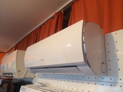 İklim ekipman mağazasında bir markanın split sistemi Popüler Pioneer montaj modelinin tasarımı