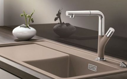 Stylish single-valve mixer