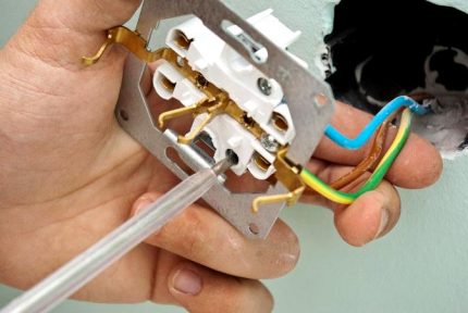 Connectez la ligne d'alimentation au mécanisme de sortie Les fils sont fixés par des bornes