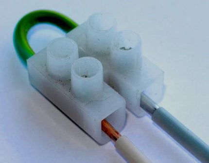 Le bornier est utilisé pour connecter des fils unipolaires. Connexion de conducteurs solides avec un bornier