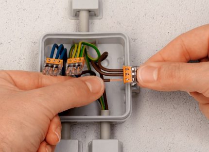 Connecteur autobloquant pour conducteurs Bornier autobloquant en coffret