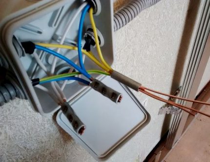 Manches dans une boîte de jonction Connexion par manchons dans la boîte de jonction