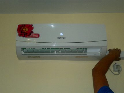 Installation of the internal unit of the Chinese split system Installed Centek air conditioner indoor unit