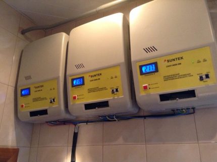 Stabilisateur de tension de paroi triphasé