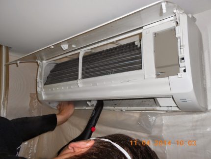 Élimination de la poussière de l'unité intérieure du système divisé Système split aspirateur