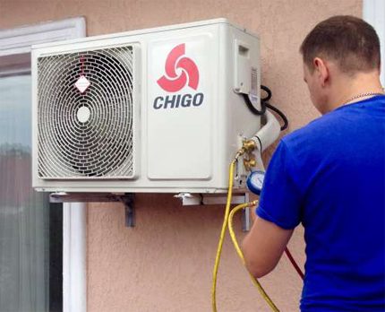 Remplir le système avec du fréon Remplissage avec système de cassettes de fréon