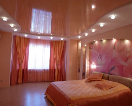 Hálószoba belső, fényes szakaszos mennyezettel Stretch mennyezet a hálószobában