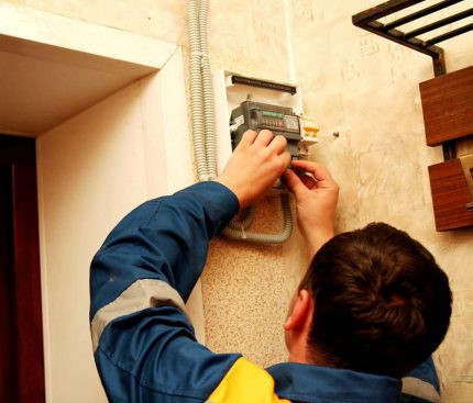 Installation d'un joint antimagnétique sur un compteur électrique Travailler avec le compteur électrique