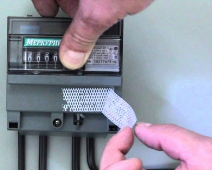 Décollement du joint antimagnétique de la surface du compteur Détacher l'autocollant anti-magnétique