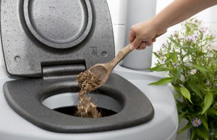 Dépoussiérage des déchets dans un placard sec