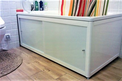 Monté sous l'écran de la salle de bain