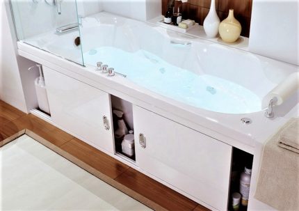 Poignées pour l'écran sous la salle de bain