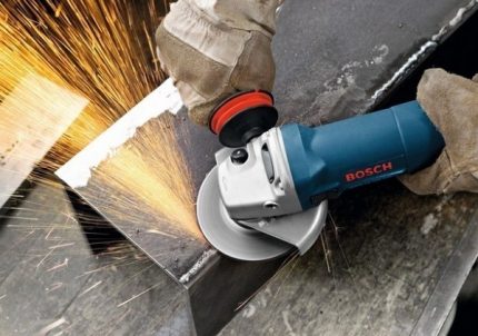 Rectifier une couture d'une pièce métallique Rectifier une couture d'une pièce métallique