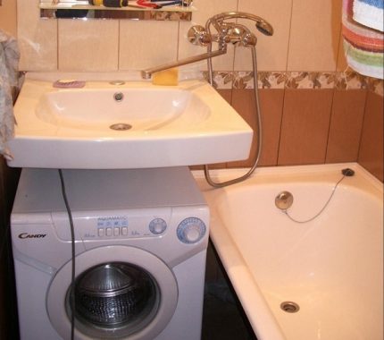 A pia e o banheiro têm uma torneira comum