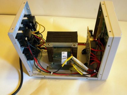 Boîtier pour régulateur de tension