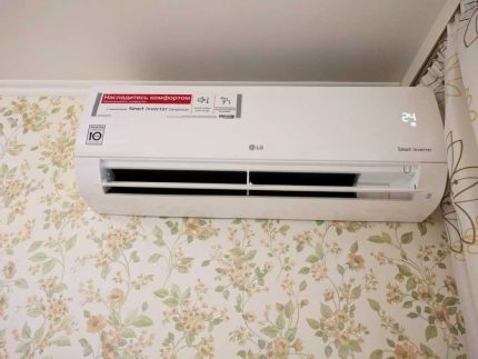 Système split à l'intérieur de la pièce Système divisé assemblé