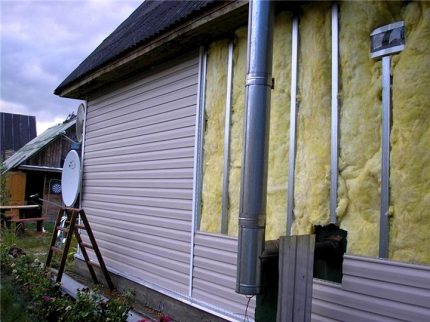 Isolation de la maison à l'extérieur Une couche de pare-vapeur à l'extérieur de la maison