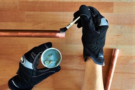 A pasta é aplicada com um pincel.