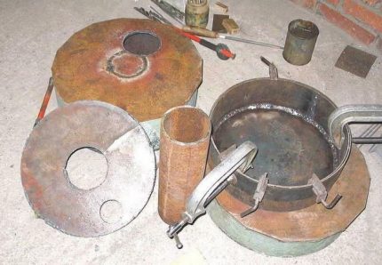 Production de pièces pour l'assemblage du poêle au travail Éléments de base du four