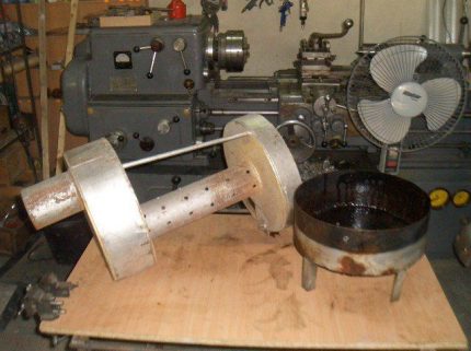 Assurer la stabilité d'un poêle fait maison pour travailler sur un tuyau Tige pour la stabilité du four au travail