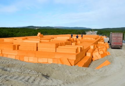 Unloading blocks for road construction