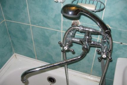 Two-tap mixer with shower Two-valve bath mixer