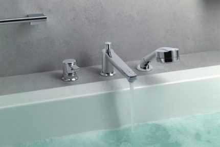 Bathroom faucet with shower Single-valve bath mixer