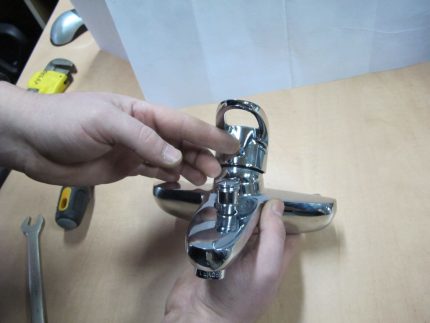 Dismantling the bathroom faucet Mixer lever compartment