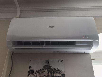 Odanın iç kısmında split sistem HEC 09HTC03 YÖK 09HTC03