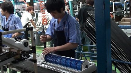 Montage der Klimaanlagen im Werk Qualitätskontrolle bei der Montage