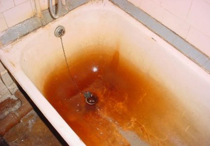 Rouille sur un vieux bain en fonte