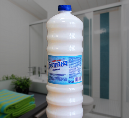 Nettoyage de la baignoire blanche