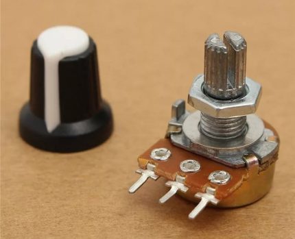 Potentiomètre rotatif avec capuchon