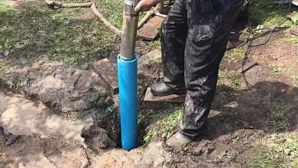 Installation de la pompe de profondeur Le maître monte une pompe submersible