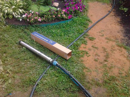 Pompe submersible bien La pompe profonde repose sur la pelouse