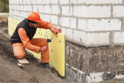 Fixation de l'EPS au mur à l'aide de chevilles
