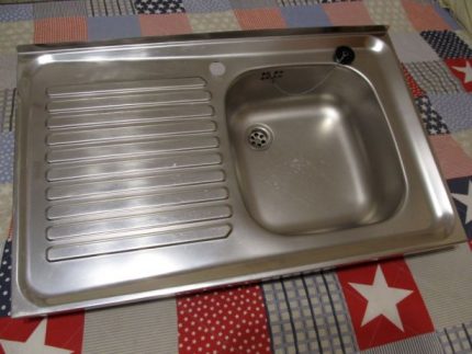 Sink model with overflow hole Bowl of steel sink